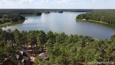 Jezioro Ocypel w otoczeniu pieknych Borów Tucholskich - piękne miejsce na wakacje w pomorskim