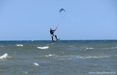Kitesurfing to jeden ze sportów wysokiego ryzyka wart objęcia rozszerzonym ubezpieczeniem turystycznym