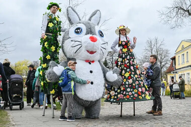 Jarmark Wielkanocny w Rumi - zając i szczudlarze - fot. UM Rumia (3)