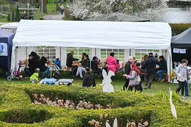 Jarmark Wielkanocny w Rumi - strefa odpoczynku przy stole - fot. UM Rumia (16)