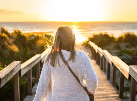 Wiosenne spacery nad morzem a ochrona skóry - czy filtr UV jest potrzebny poza latem?