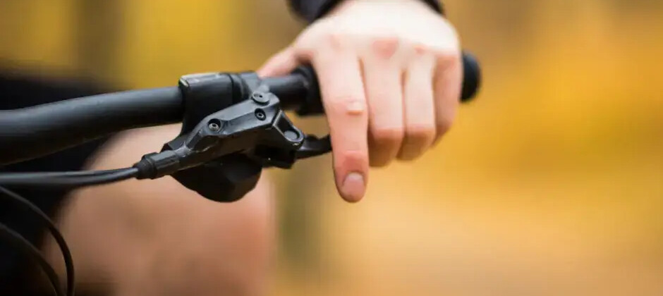 Dlaczego rowery gravel sprawdzą się na długie podróże? Art. sponsorowany