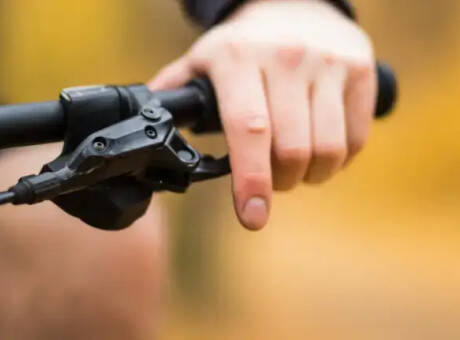 Dlaczego rowery gravel sprawdzą się na długie podróże? Art. sponsorowany