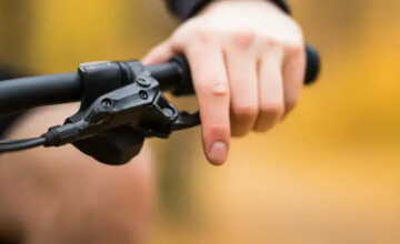 Dlaczego rowery gravel sprawdzą się na długie podróże? Art. sponsorowany