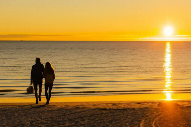 Romantyczny czas tylko we dwoje w nadmorskiej miejscowości Darłówko - razem nad Bałtykiem - fot. Adobe Express