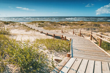 Darłówko - idealne na romantyczny czas tylko we dwoje w nadmorskiej miejscowości - fot. Adobe Express