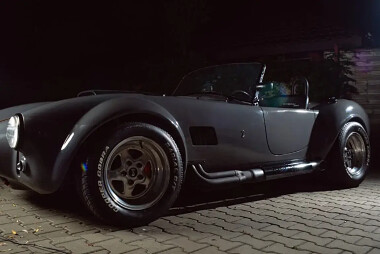 Replika zbudowanego przez Carrolla Shelby’ego modelu AC Cobra - by Grzegorz Duda - sportowy silnik, karbonowe wnętrze, cyfrowe wskaźniki i zdejmowany dach - fot. FB GrzegorzDudaOfficial