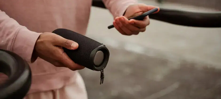 Przenośne głośniki Bluetooth – idealny towarzysz letnich wyjazdów i pikników. Na co zwrócić uwagę przy zakupie?