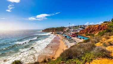 Jak połączyć wypoczynek i zwiedzanie podczas wakacji w Portugalii