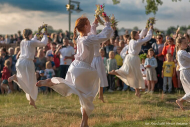 Wielewska Noc Świętojańska nad Jeziorem Wielewskim - występ Zespołu Pieśni i Tańca „Maceszczi” - fot. FotoGrafik Marcin Piekarski