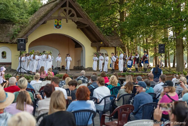 Wielewska Noc Świętojańska nad Jeziorem Wielewskim - scena plenerowa - fot. FotoGrafik Marcin Piekarski