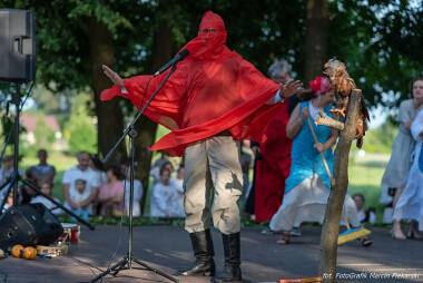 Wielewska Noc Świętojańska nad Jeziorem Wielewskim - jeden z wystepów na scenie - fot. FotoGrafik Marcin Piekarski