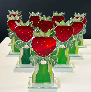 Truskawkowe statuetki wręczane laureatom nagród w konkursach Festiwalu Truskawek Kaszubskich  - fot. GOKSiR w Chmielnie