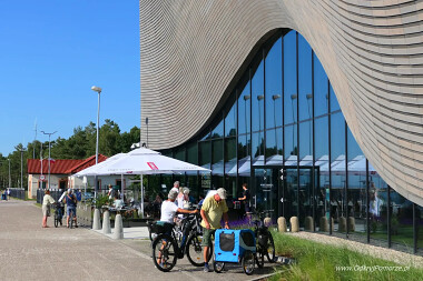 Przy Muzeum Archeologii Podwodnej i Rybołówstwa Bałtyckiego w Łebie można się zatrzymać i coś zjeść w restauracji i barze Port Hanza