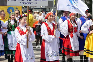 Światowy Zjazd Kaszubów w Gdyni - Kaszubski Zespół Pieśni i Tańca Przodkowianie jak  z reklamowego folderu