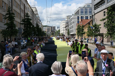 Światowy Zjazd Kaszubów w Gdyni - kaszubska flaga długości 100 metrów na ul 10 Lutego w Gdyni