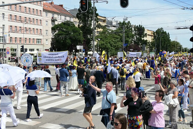 Światowy Zjazd Kaszubów w Gdyni - pochód ciągnął się setkami metrów