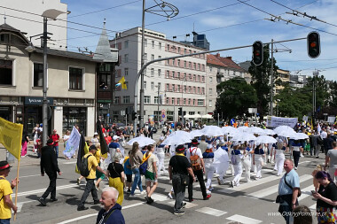 Światowy Zjazd Kaszubów w Gdyni - pochód przecina ul. Świętojańską