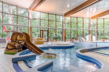 Wakacje w Jastarni nad morzem w hotelu SPA & Wellness - oferta stworzona z myślą o rodzinach - strefa basenowa