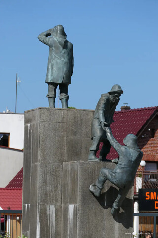 Pomnik Trzech Rybaków w Łebie - na Skwerze Rybaka
