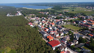 Łeba - ulica Nadmorska - przy lesie - widok w kierunku wschodnim na Jezioro Sarbsko