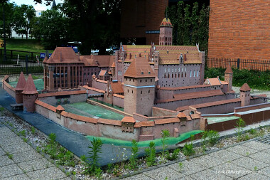 Miniatura Zamku w Malborku pozwala dostrzec ogrom budowli zbudowanej z wielu milionów cegieł