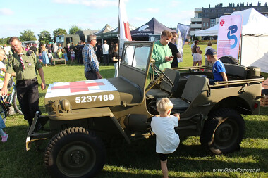 Samochód terenowy Jeep Willys MB w wersji sanitarnej podczas Pikniku w Tczewie