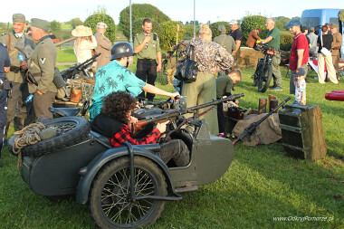 Motocykl z wózkiem bocznym i niemieckim karabinem maszynowym MG - na Pikniku Historyczno - Militarnym w Tczewie