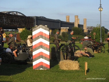 Prezentacja historycznego uzbrojenia  -  na Pikniku Historyczno - Militarnym w Tczewie