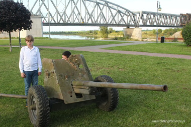 Radziecka armata przeciwpancerna kalibru 45 mm  na Pikniku Historyczno - Militarnym w Tczewie