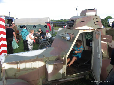 Replika polskiego samochodu pancernego wz. 34 z okresu II Rzeczypospolitej -  na Pikniku Historyczno - Militarnym w Tczewie