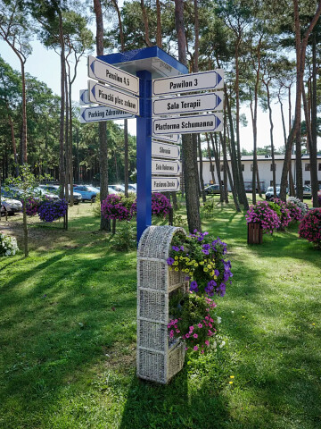 Zdrowotel Łeba - drogowskaz ułatwiający poruszanie się po terenie obiektu