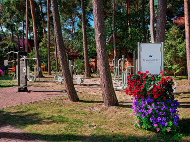 Zdrowotel Łeba - siłownia zewnątrzna na terenie obiektu w sosnowym lesie