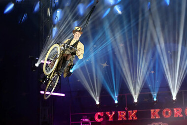 Cyrk Korona - występ - Latający Rower