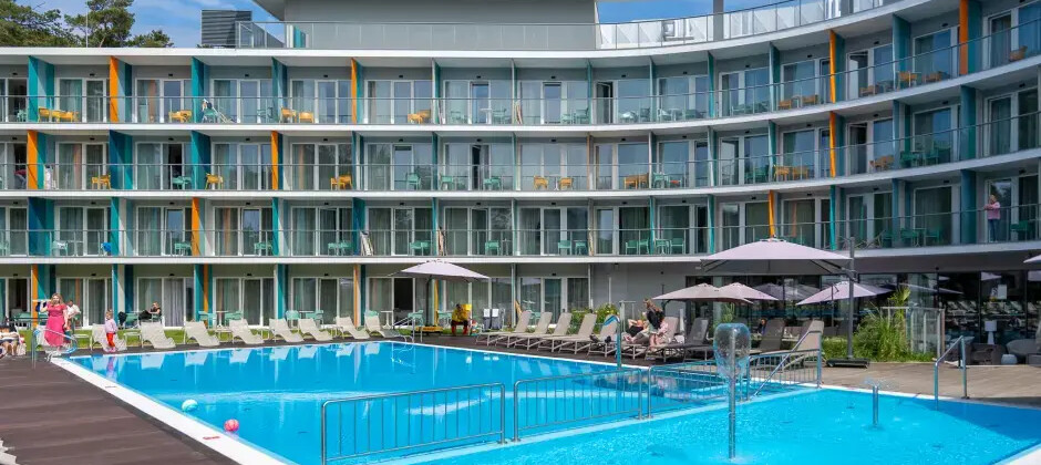 Jaki hotel z podgrzewanym basenem i saunami nad polskim morzem?