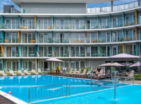 Jaki hotel z podgrzewanym basenem i saunami nad polskim morzem?