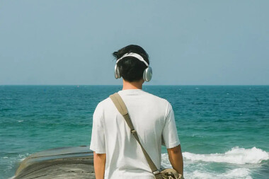 Plaża spacer brzegiem morza i książka w słuchawkach. - jak wybrać audiobook idealny na urlop - - fot. Pexels.com