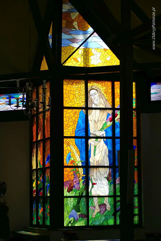 Wąglikowice - jeden z witraży w kościele Wniebowzięcia Najświętszej Maryi Panny
