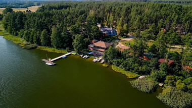 Ośrodek Wypoczynkowy SUDOMIE - wakacje w domkach w lesie nad jeziorem na Kaszubach w okolicach Kościerzyny - fot. Hinc Fotografia & film A. Szewczyk
