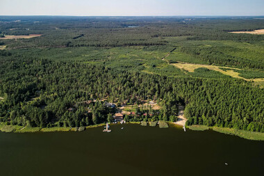 Ośrodek Wypoczynkowy Sudomie nad jeziorem na Kaszubach wśród lasów w okolicach Kościerzyny - fot. Hinc Fotografia & film A. Szewczyk