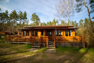 Domek z kominkiem - zachodni - nad jeziorem w OW Sudomie - fot. K. Ponzo