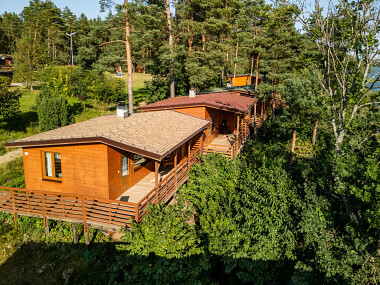 Domki z kominkiem i tarasem nad jeziorem na Kaszubach - w OW Sudomie - fot. Hinc Fotografia & Film. Szewczyk