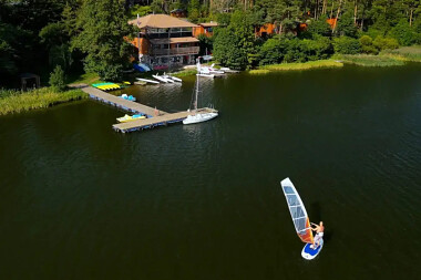 Wakacje 🏖️ nad jeziorem na Kaszubach - Ośrodek wypoczynkowy Sudomie zaprasza - fot. Hinc Fotografia & film A. Szewczyk
