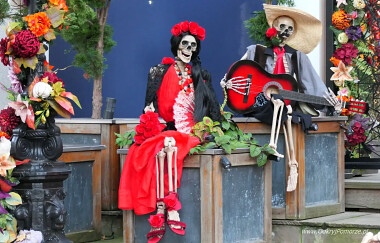 Dekoracje Halloween w Sopocie - jest gitara, jest zabawa