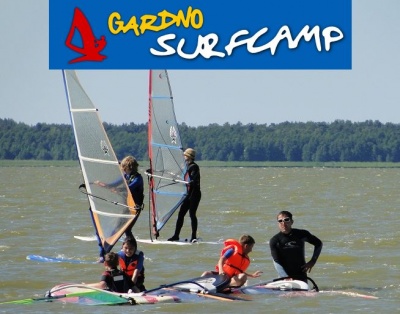 Szkółka windsurfingu nad jeziorem Gardno