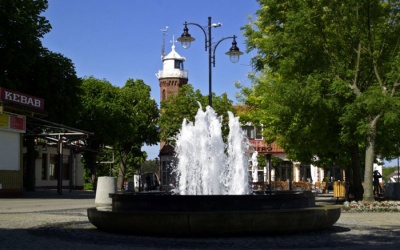 Centrum Ustki - latarnia i fontanna - fot. Hubert Bierndgarski