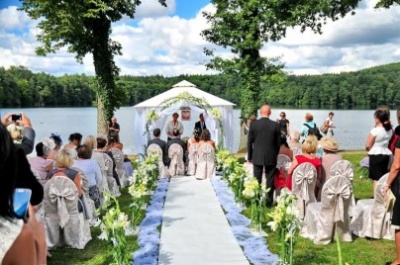 Ślub w plenerze nad jeziorem na Pomorzu - Zamek Krąg