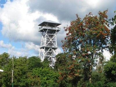 Wieża widokowa we Wdzydzach Kiszewskich nad jeziorem Wdzydze