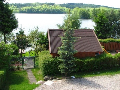 Domek nad jeziorem z pomostem