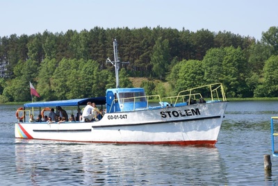 Statek Stolem na jeziorze Wdzydze - fot. J. Wąsowski